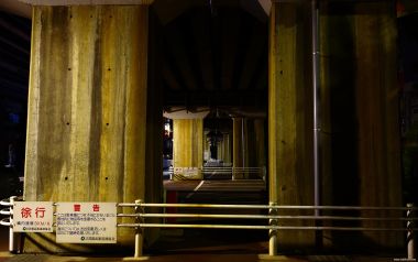 日本横滨夜晚桥墩通道写实摄影