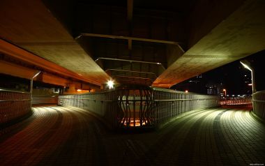 日本横滨夜晚高架桥下步道