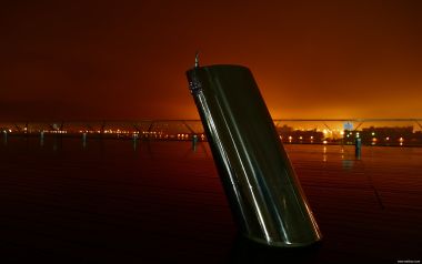 夜晚都市中的金属雕塑与城市灯光