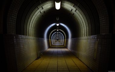 日本横滨地下隧道深邃光影写实摄影
