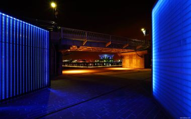 日本横滨夜景桥梁与蓝色灯光建筑