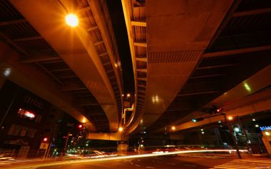 日本横滨夜晚高架桥与车流光轨夜景