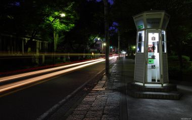 日本横滨夜晚公共电话亭与光轨街道