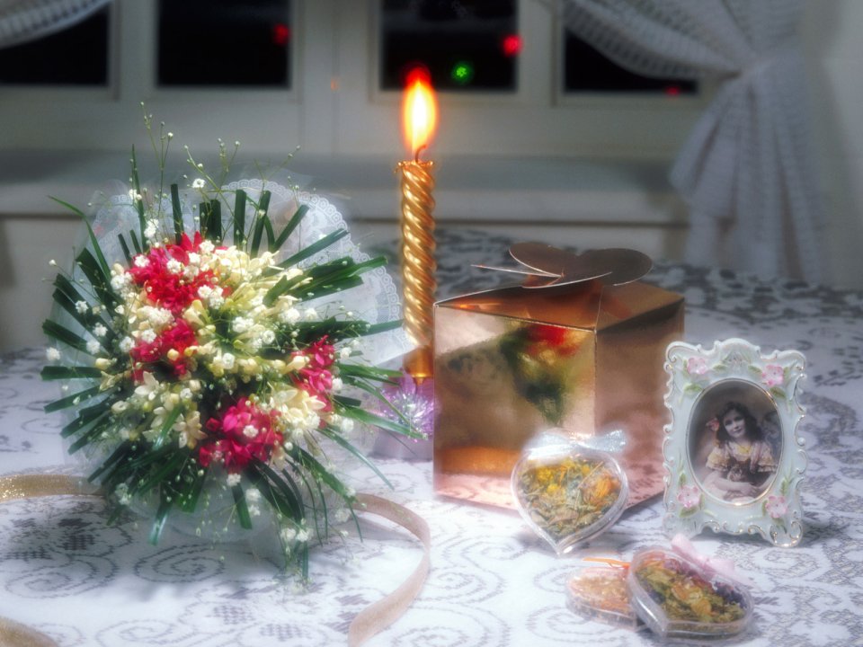 复古怀旧风生日静物摄影：烛光、花束与老照片