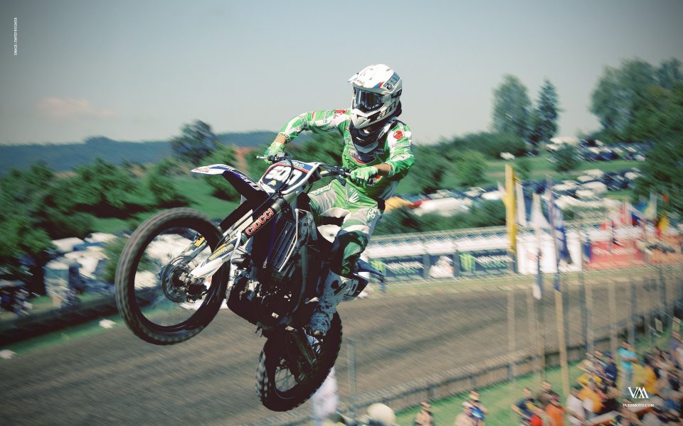 德国盖尔多夫越野摩托车赛骑手空中飞跃