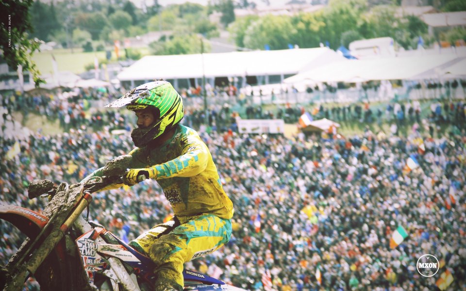 2011年国际摩托车越野赛（MXoN）骑手泥泞赛道竞技场景