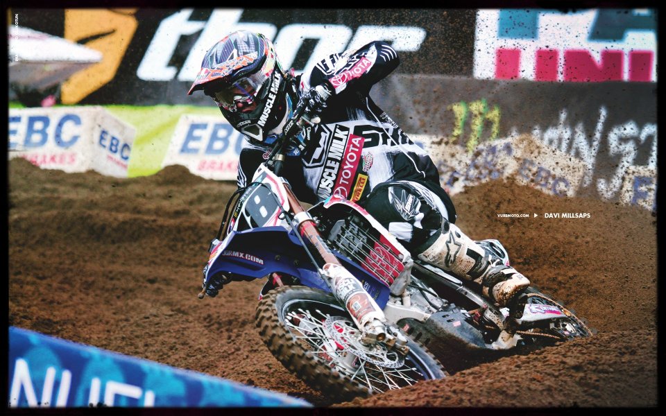 越野摩托车赛骑手Davi Millsaps泥地赛道竞速