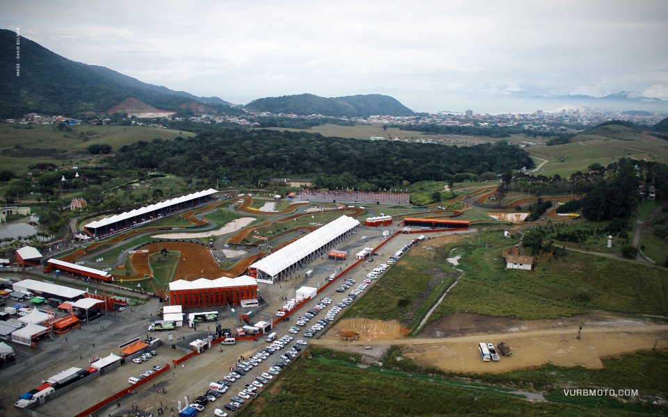 巴西Beto Carrero World航拍赛道与停车场