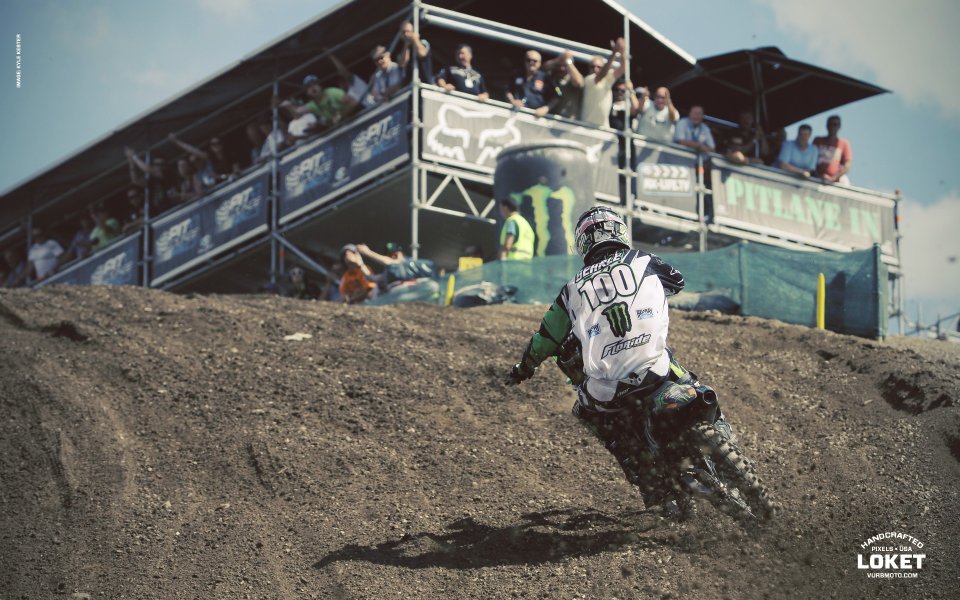 Motocross Race 100 Rider Track Competition