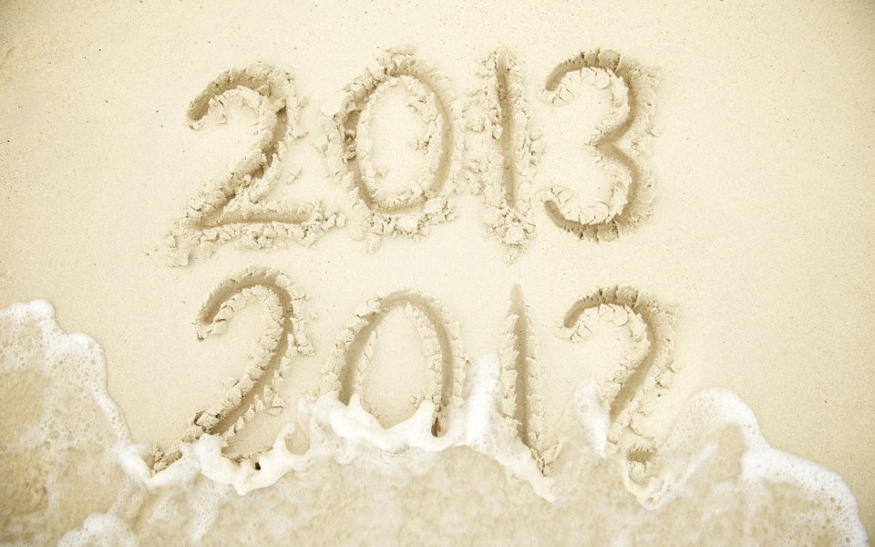海浪冲刷沙滩上的2012与2013数字