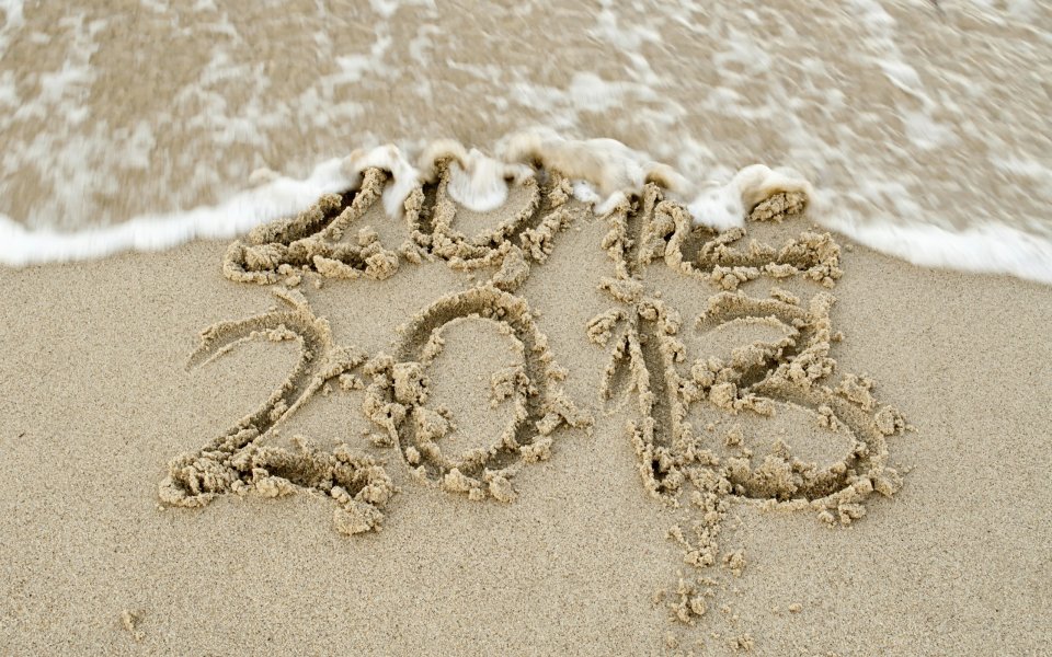海浪冲刷沙滩上的2013年字样