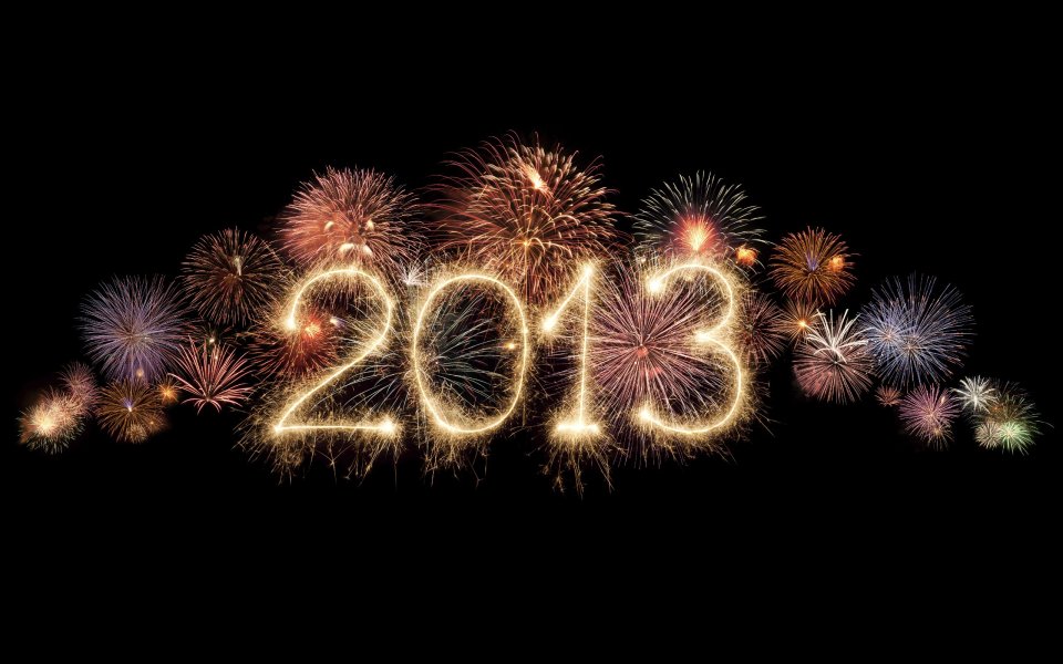 璀璨夜空下的2013新年烟花庆祝背景