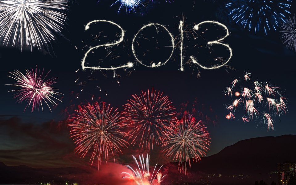 璀璨夜空下的2013新年烟花庆祝