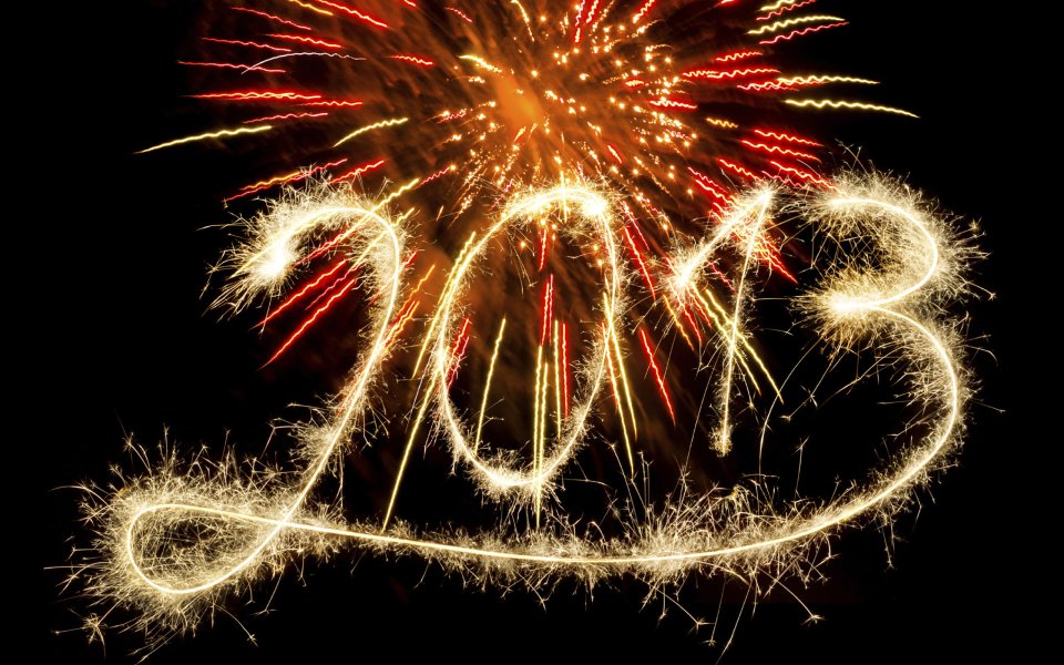 璀璨夜空下的光绘数字2013与烟花庆祝壁纸