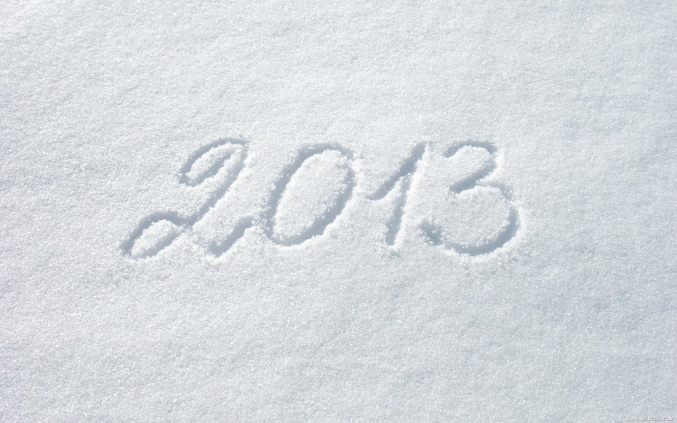 雪地上手写的2013新年数字特写
