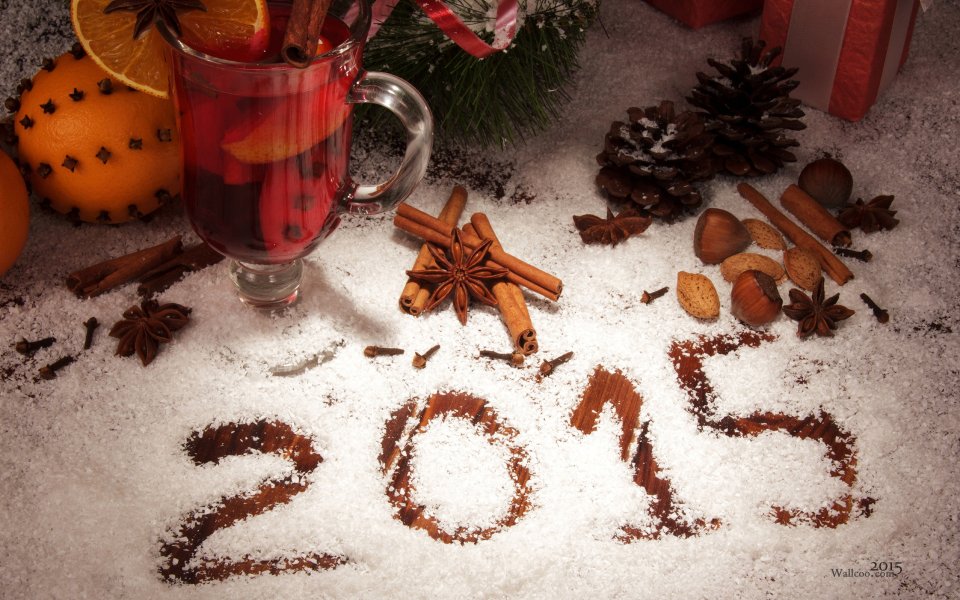2015新年庆祝：热红酒与香料雪景特写