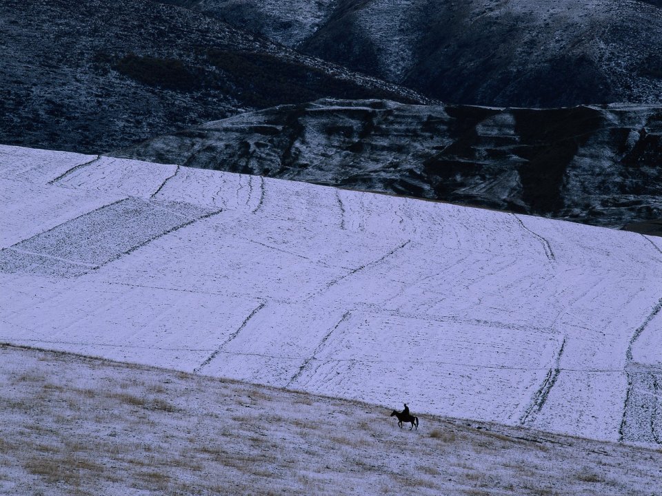中国冬日高原雪地骑马人雪景风光