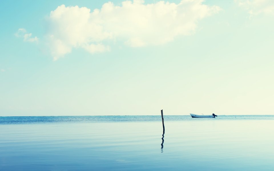 晴朗白日澄澈无人滨海海景 停泊小型渔船