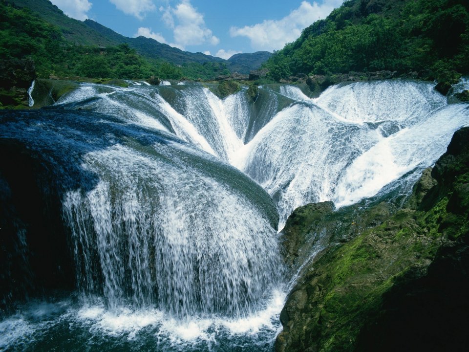 中国黄果树银链坠潭瀑布山水风光
