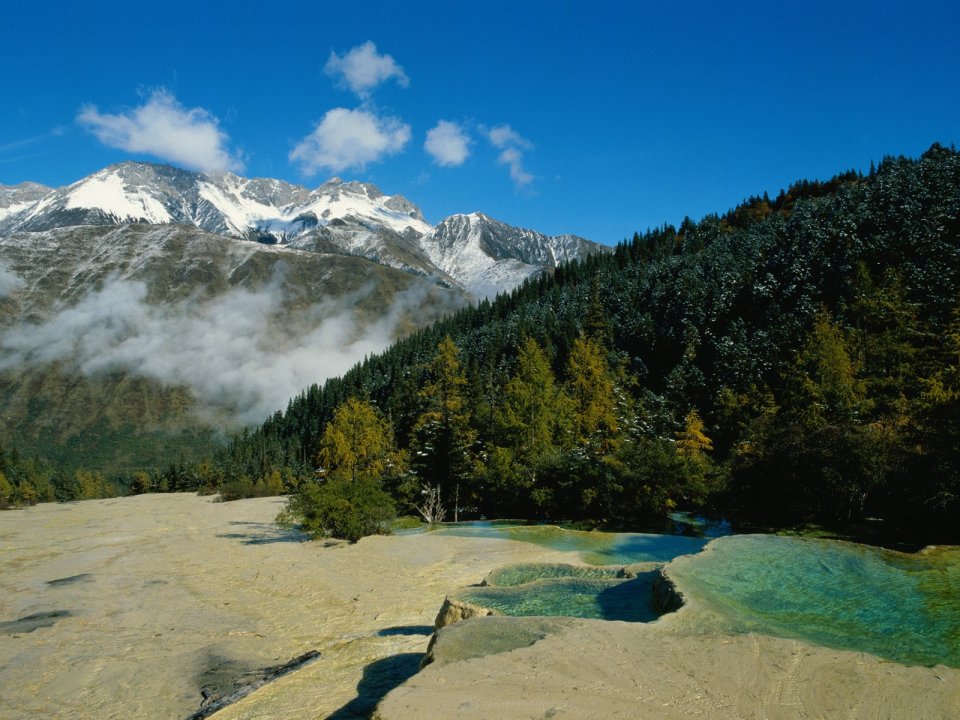 中国四川黄龙景区雪山彩池自然风光