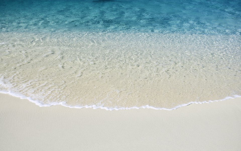 热带海滨白沙滩清澈浅海海浪风光