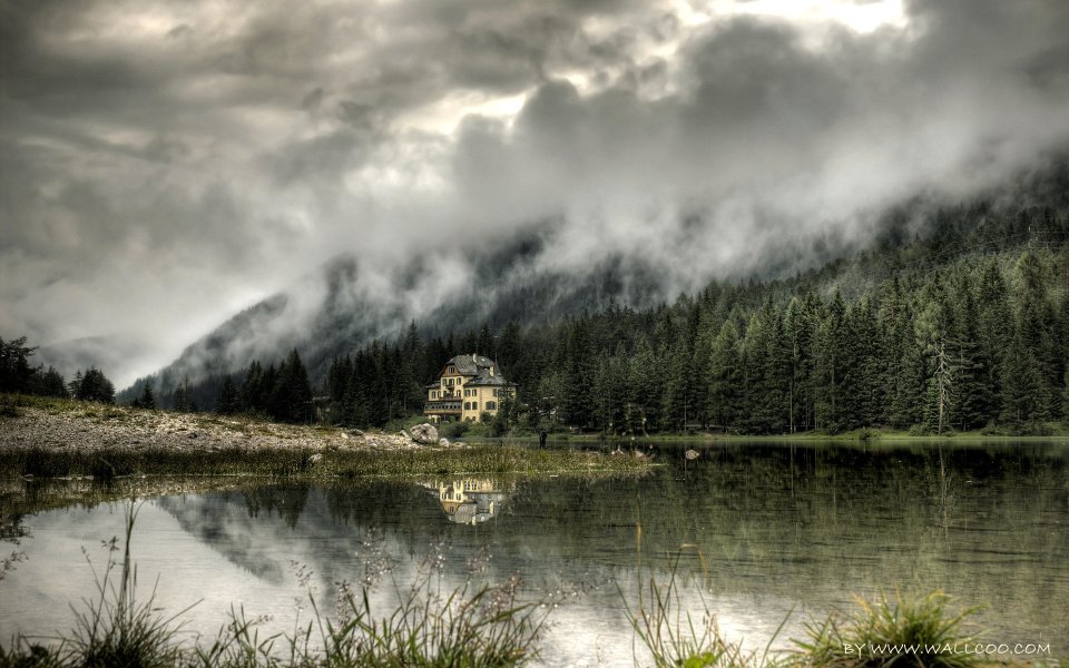 云雾缠绕山林湖畔欧式别墅静谧湖景