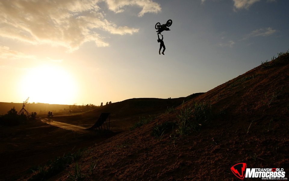 越野摩托车手夕阳下后空翻特技