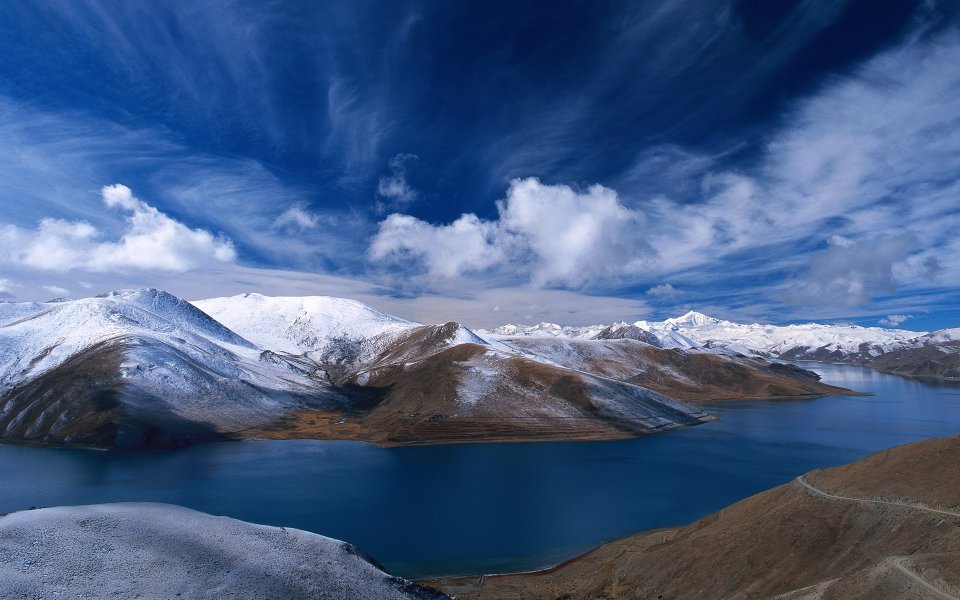 西藏羊卓雍措雪山湖泊全景风光