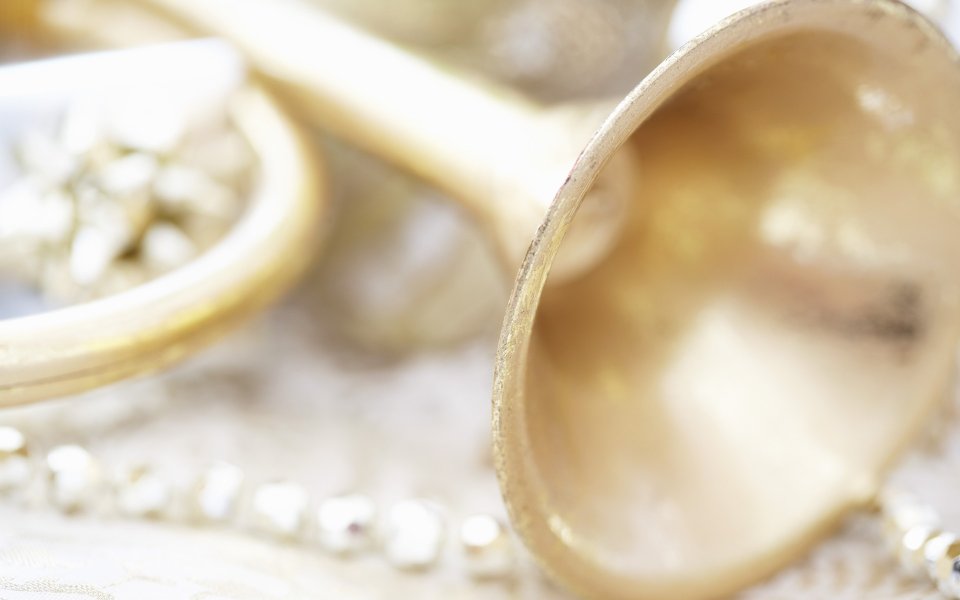 婚礼金色号角与珍珠项链微距特写