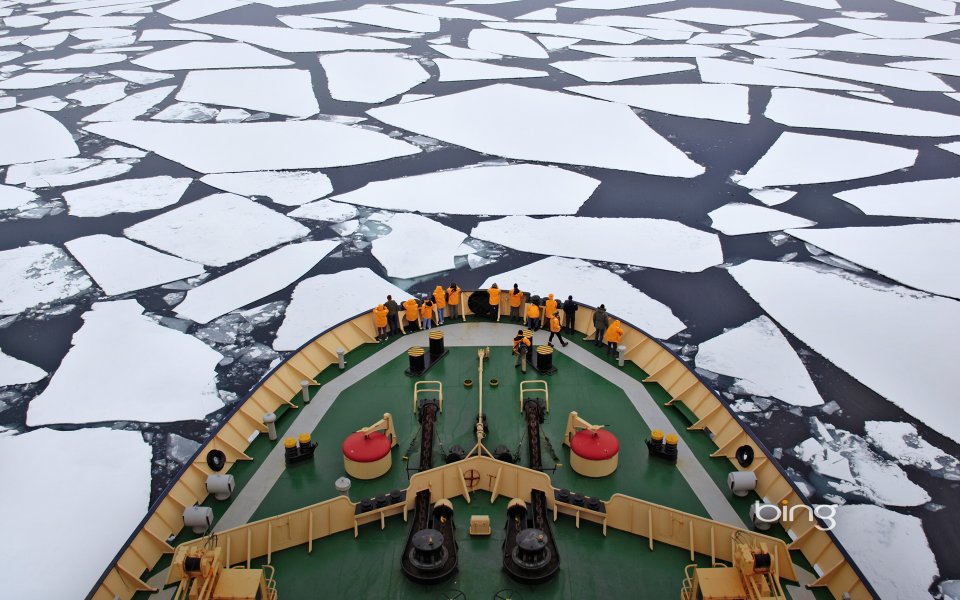 破冰船穿行北冰洋浮冰海域