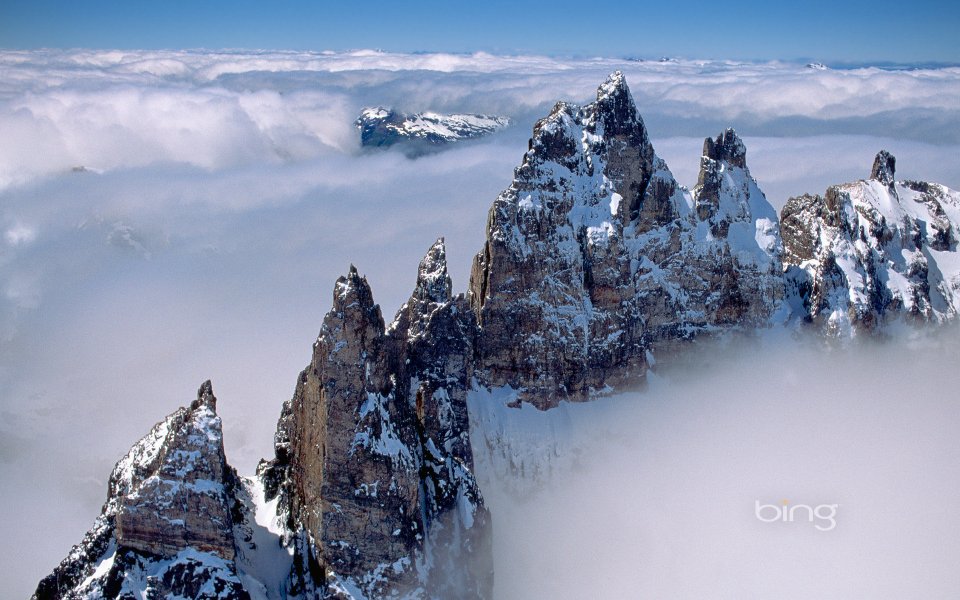 阿根廷巴塔哥尼亚安第斯山脉锯齿雪峰云海景观
