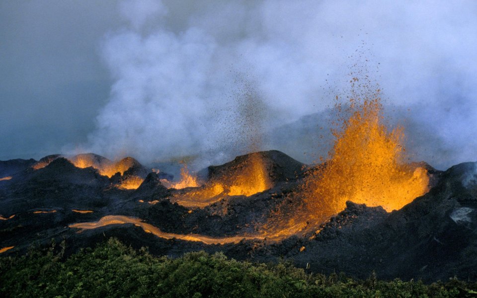 留尼汪岛富尔奈斯火山喷发