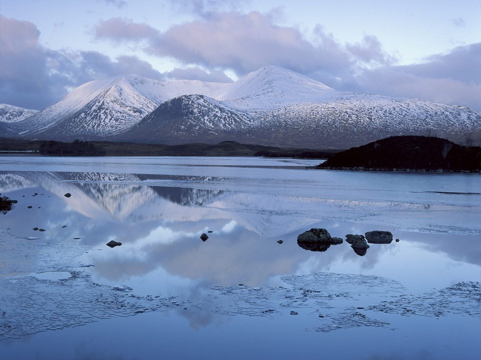 苏格兰兰诺赫荒原图拉湖雪山倒影