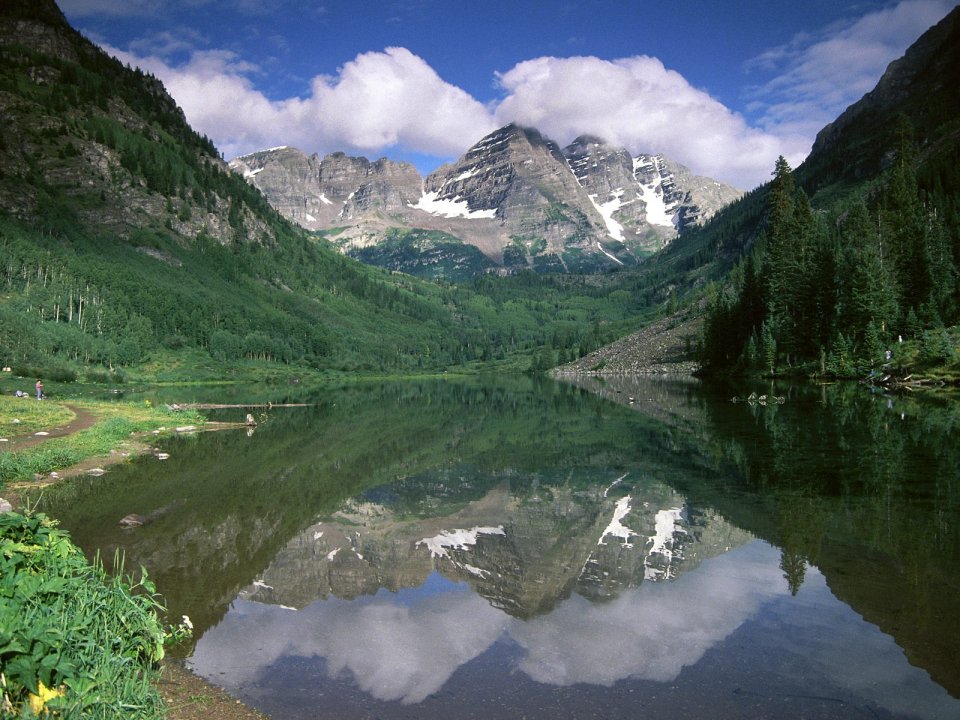 美国科罗拉多州 Maroon Bells 雪山湖泊倒影
