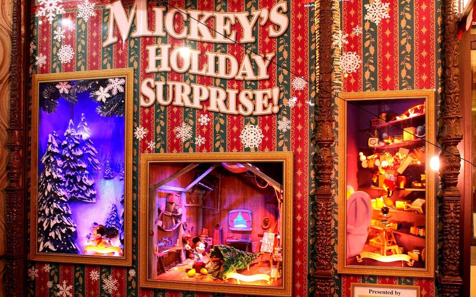 迪士尼「Mickey’s Holiday Surprise」圣诞主题橱窗展示