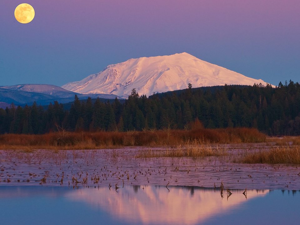 美国圣海伦火山满月雪景
