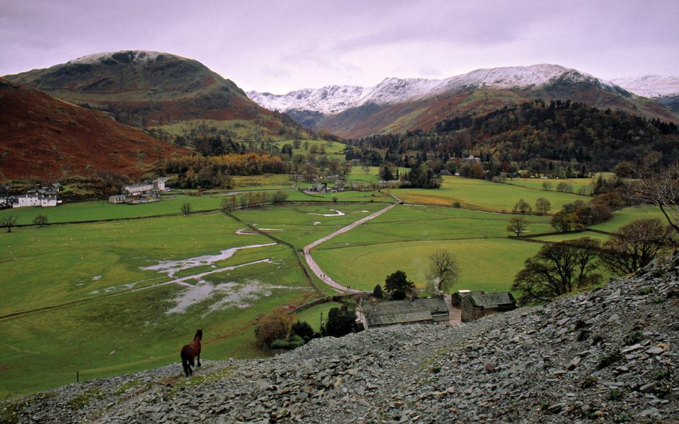 英国坎布里亚湖区雪山草甸风光