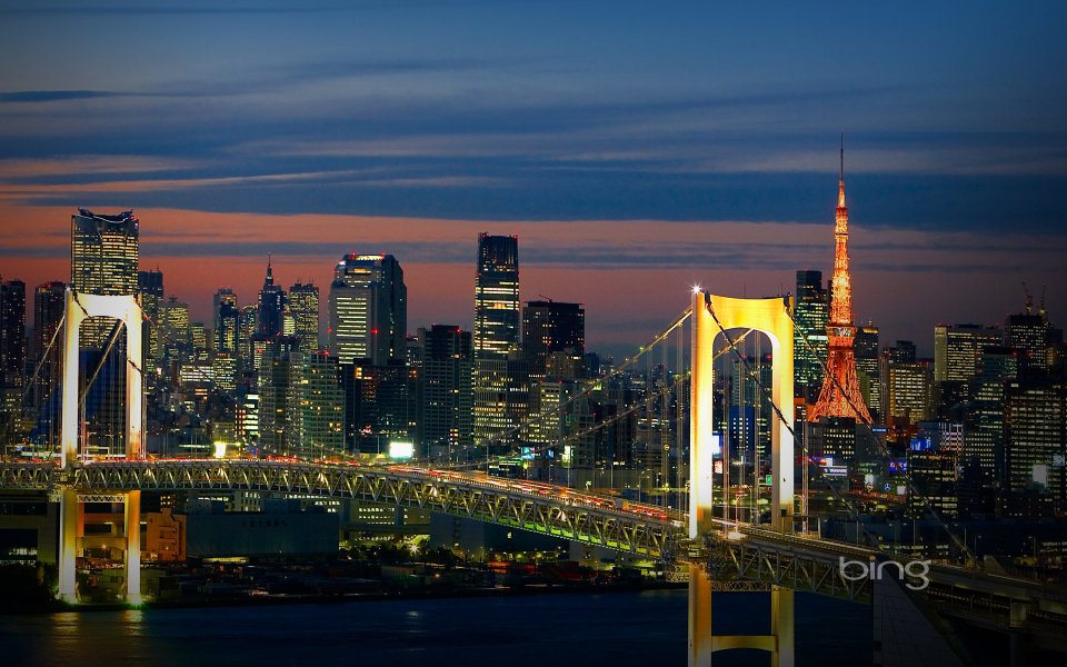 日本东京彩虹大桥与东京塔黄昏城市天际线夜景