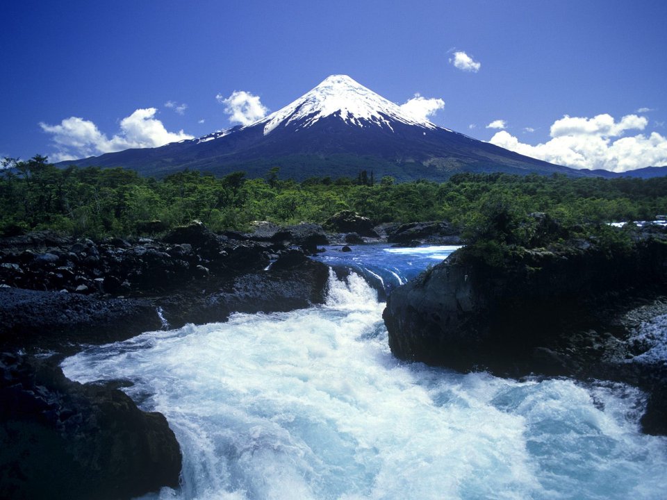 智利奥索尔诺火山与佩特罗韦瀑布