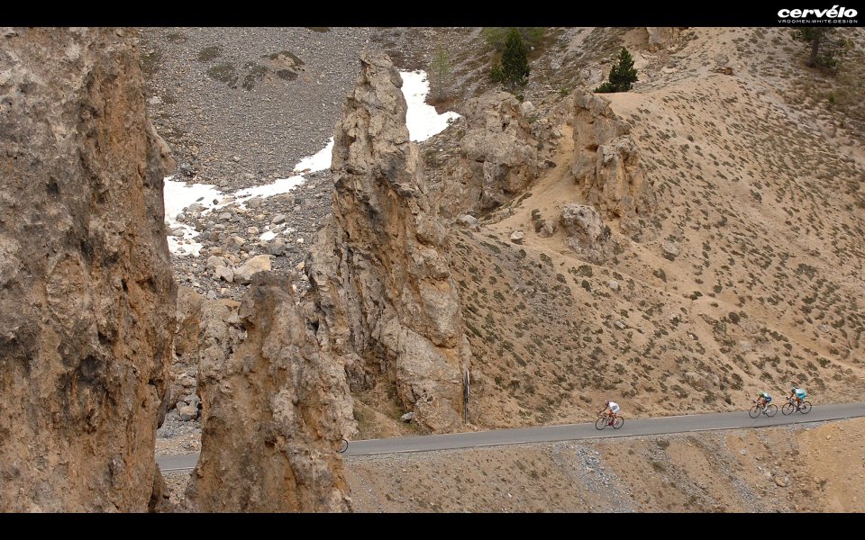 高山山地骑行者与岩石地貌