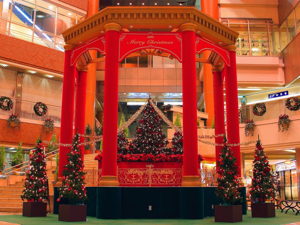 Mall Atrium Red Christmas Gazebo And Tree