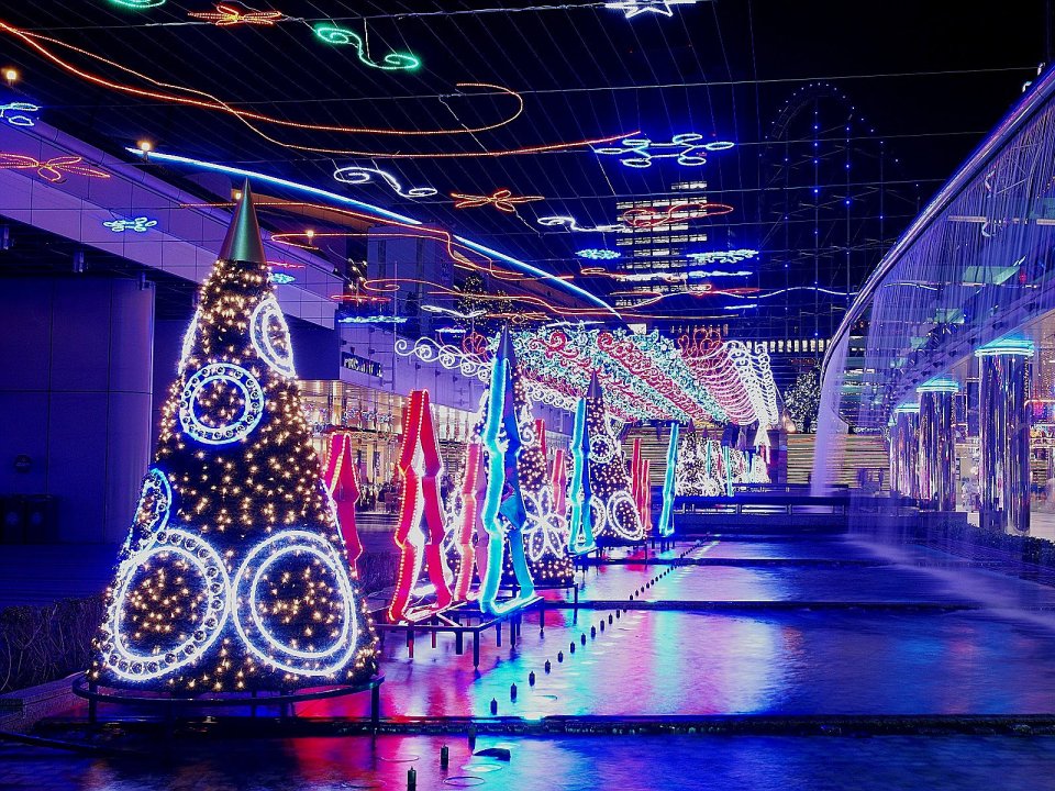 Bustling City Night View Christmas Tree Neon Decorations