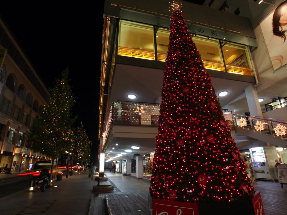 日本城市街道夜景与巨型红色圣诞树