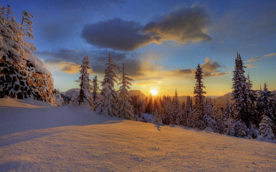 美国雷尼尔山国家公园冬季夕阳雪景