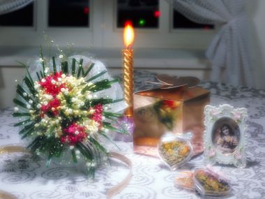 复古怀旧风生日静物摄影：烛光、花束与老照片