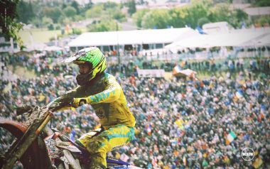 2011年国际摩托车越野赛（MXoN）骑手泥泞赛道竞技场景