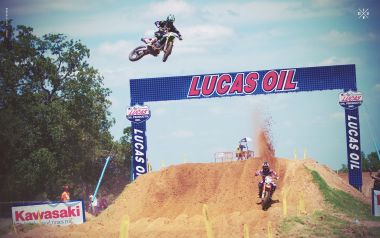 Lucas Oil赞助的越野摩托车比赛现场