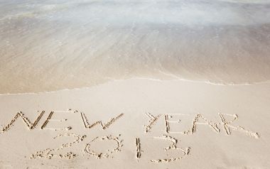沙滩上手写的「NEW YEAR 2013」与涌来的海浪