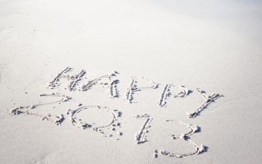 沙滩上刻写的2013新年祝福