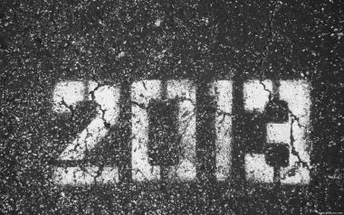黑白沥青路面上的数字「2013」特写
